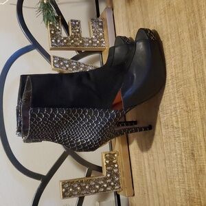 Charles BY Charles David Black Grey Cut Out Peep Toe Ankle Heeled Booties 7.5